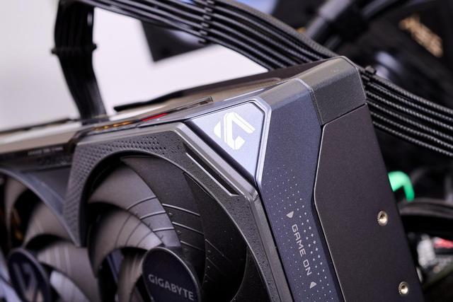 技嘉GeForce RTX 5070 Ti GAMING OC 魔鹰 16G显卡评测：中高端游戏与AI的性能怪兽