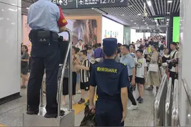 “好帅！”长沙五一商圈，它们一出场就吸引市民驻足围观图片