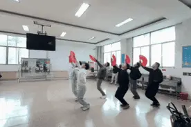 零基础“男团”排练舞蹈动作丝滑，网友：天选年会人出现了图片