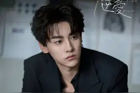 热播剧男演员田栩宁机场遭“釜山行式围堵”，有人大喊“快分手”，场面令人窒息图片