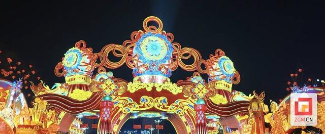 第32届自贡国际恐龙灯会盛大开幕 游客沉醉灯海直呼震撼