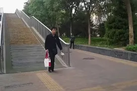 网友在北大偶遇韦神，标志性的手提大馒头，网友：走路的声音都像圆周率图片