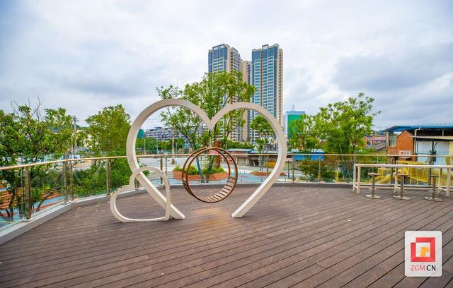 荣县锁江桥口袋公园 触手可及的土陶艺术