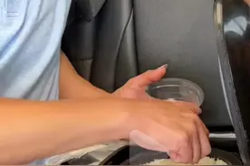 网友高速上自带电饭煲做饭，当事人：是在服务区煮的，往年堵车堵出了经验图片