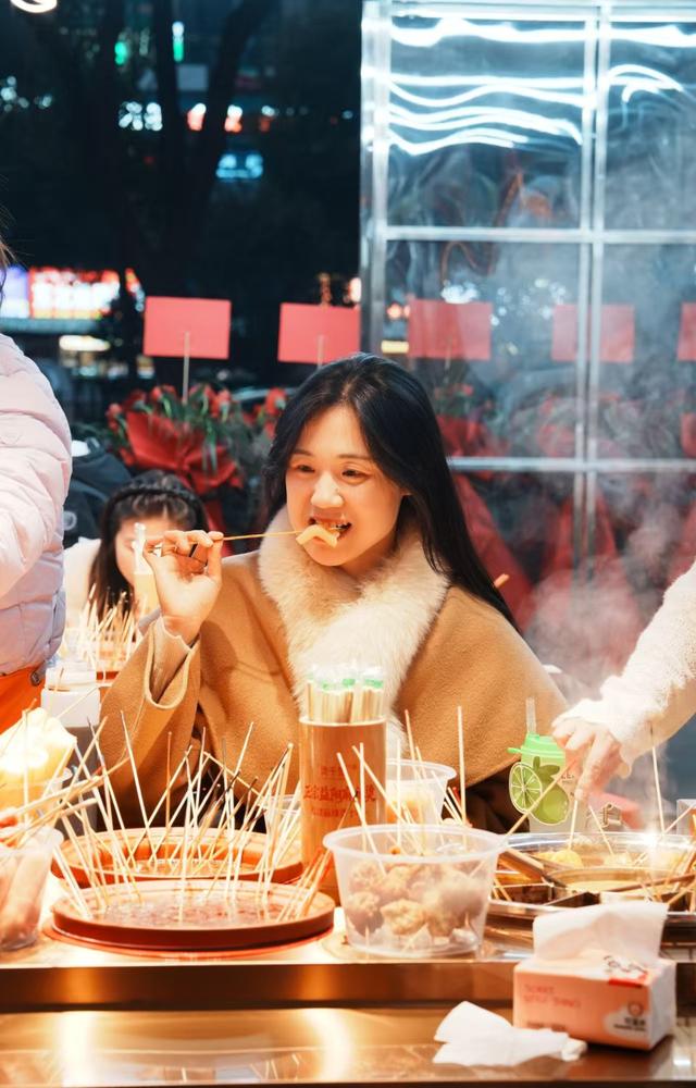 “车站夜市”来了！东宜集市开启夜生活新玩法