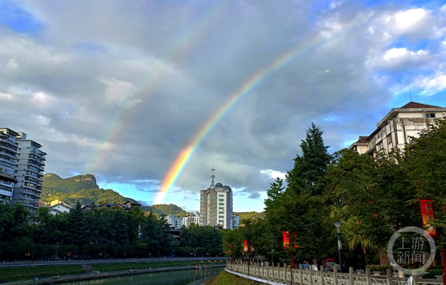 雨后绝美 双虹跨“江”