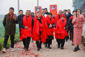 找了40年的儿子回家过年了图片