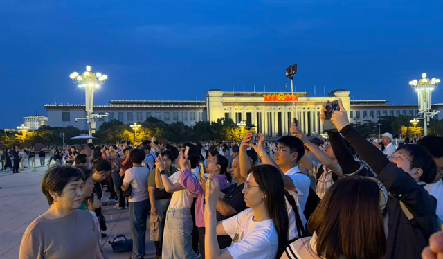 天安门广场大花篮亮灯 观花人如潮