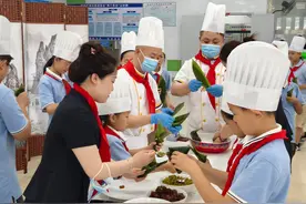 传统民俗融入思政课堂，小学生手包香粽送给校园守护者图片