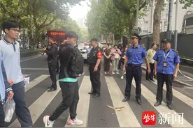 南京鼓楼城管全力为中考保驾护航图片
