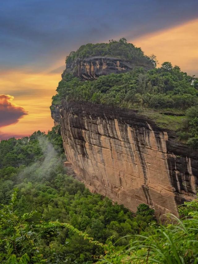 装点此关山，今朝更好看