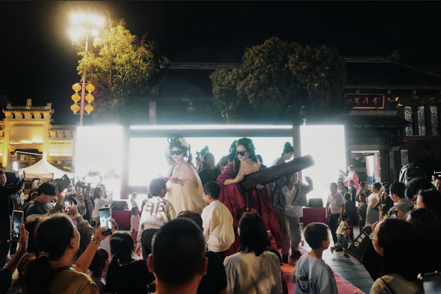 人潮涌动，穿越六百年！青岩古镇“状元的路”引爆国庆文旅热潮
