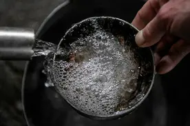 网红“杨老二”演出时被人大量灌酒，当晚去世！家属：劝酒观众至今无人道歉图片