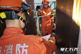 银环蛇“夜闯”民房 消防员迅速捕获图片