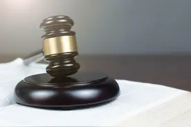 男子醉倒路上先后被12岁男孩和一女子骑车撞致多处受伤 男孩逃逸被判担主责，父母赔34万元图片