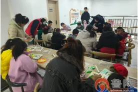 我在新时代文明实践中心过大年 | 胶州洋河镇开展“萌趣毛球画 亲子贺新年”手工活动图片