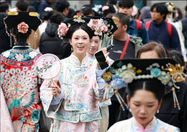 从王府井到故宫：Z世代在北京圆“格格梦”
