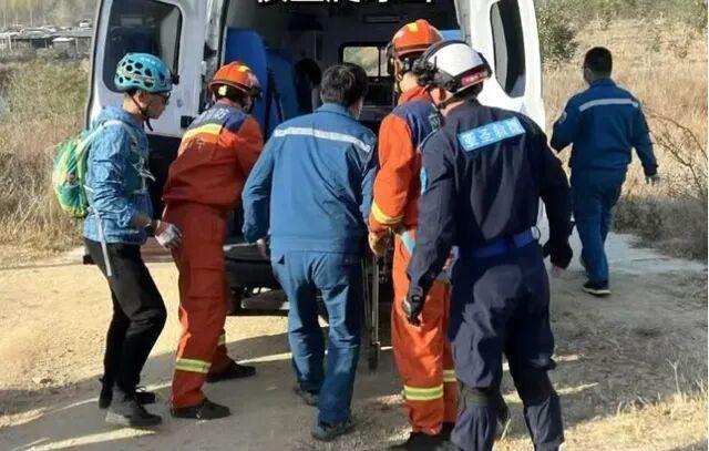 56岁驴友“山上坐久了起身时头晕”坠山缝不幸离世，志愿者提醒：牙山山石光滑，不是景区