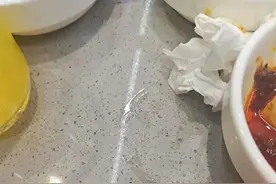 网友称在海底捞吃出刀片口腔被划伤，市监部门已查看监控，警方已介入图片