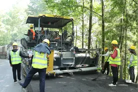 “冷再生”技术助四川平昌加快公路提档升级改造图片