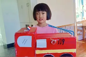 萌娃们拿起画笔，勾勒出消防逃生布局图图片