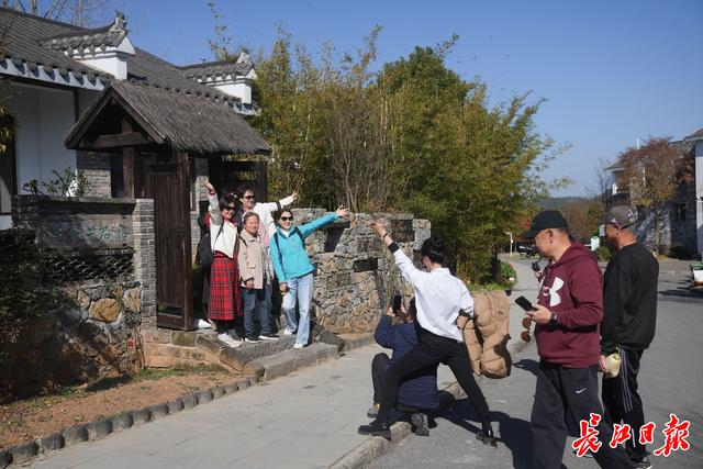 拔萝卜、品美食、打卡艺术民宿…… 武汉车友周末自驾游咸宁