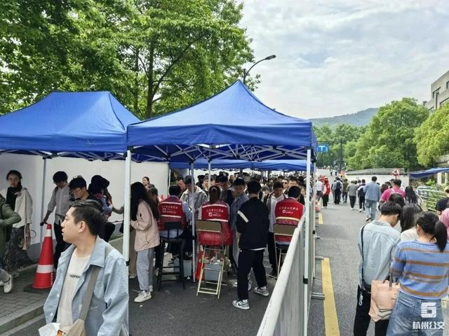 首日预约人数比去年同期增长70%！直击灵隐飞来峰景区免票首日，最新出行指南来了！