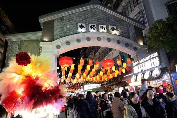 夜市烟火中，邂逅云南的浪漫