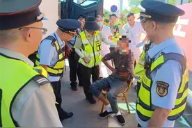 货车驾驶员突发昏迷，厦门高速多单位紧急救援图片