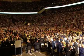 巴菲特2024年股东大会全纪录：缅怀芒格、回应减持苹果、透露接班人并预警人工智能图片