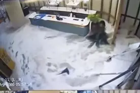 挂出最高预警！香港临海一酒店大堂玻璃被倒灌海水冲破，有人被冲倒大喊 酒店：未造成人员伤亡图片