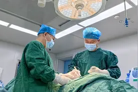 双下肢疼痛竟与甲状旁腺瘤有关！医生识破症状多样的罕见疾病图片