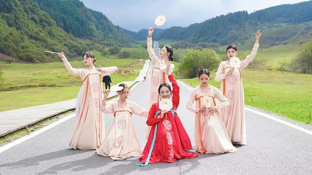 双节玩转武隆｜萌宠狂欢、国潮盛典、户外探险……五大主题活动嗨翻假期！