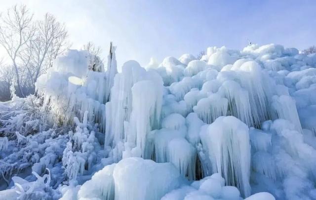 璀璨无比！龙庆峡冰灯今天正式开门迎客 | 周末京郊微度假