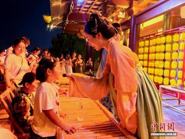 （神州写真）沉浸式剧场兴起 成中国游客旅途“新景”