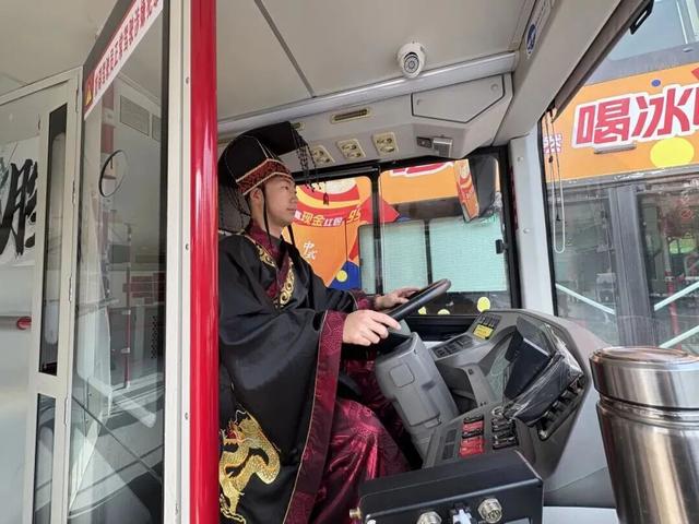 【新角色上线】御驾亲征！“秦始皇”带您车览长安！