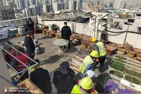 联合执法，清理楼顶乱堆乱放图片