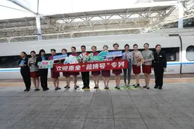 青岛北站开行“蔬博号”旅游专线列车图片