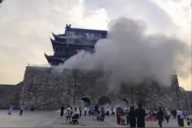 凤阳明中都鼓楼瓦片“瀑布式”脱落已成立调查组，“刚修完就塌”是应该有个说法图片