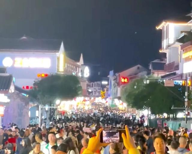 第一批骂秋假的家长，带娃玩疯了