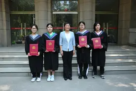 “迟到”的毕业典礼，河南师范大学为拼搏的她们补办荣耀仪式图片