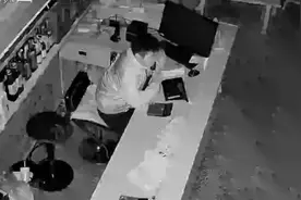 哭笑不得！男子喝醉酒被锁饭店，报警求助民警后获救图片