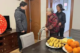 长沙百岁娭毑曾两次心梗、两次接受手术，现在每天散步打麻将图片