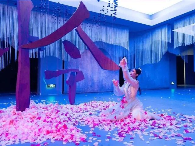 白天是南京，夜晚是金陵