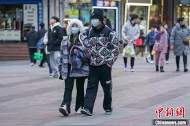 广西柳州一夜入冬 市民短袖换冬装图片