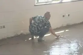 “身上这么脏，怎么坐？”｜坐地铁的工人图片