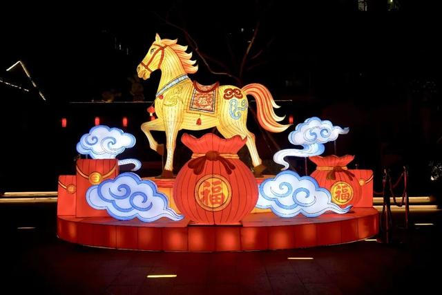 熙南里灯组已上线！马！住！了！