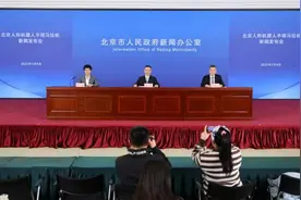 半两财经｜机器人和运动员同时鸣枪起跑！全球首个人形机器人半程马拉松将在北京举办图片