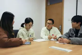 博导“没苦硬吃”送外卖，学者就该有股“笨拙”劲儿|新京报快评图片