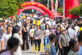“巾帼班、放锦鲤、AI数智……”山东女子学院迎新亮点多 | 镜相图片